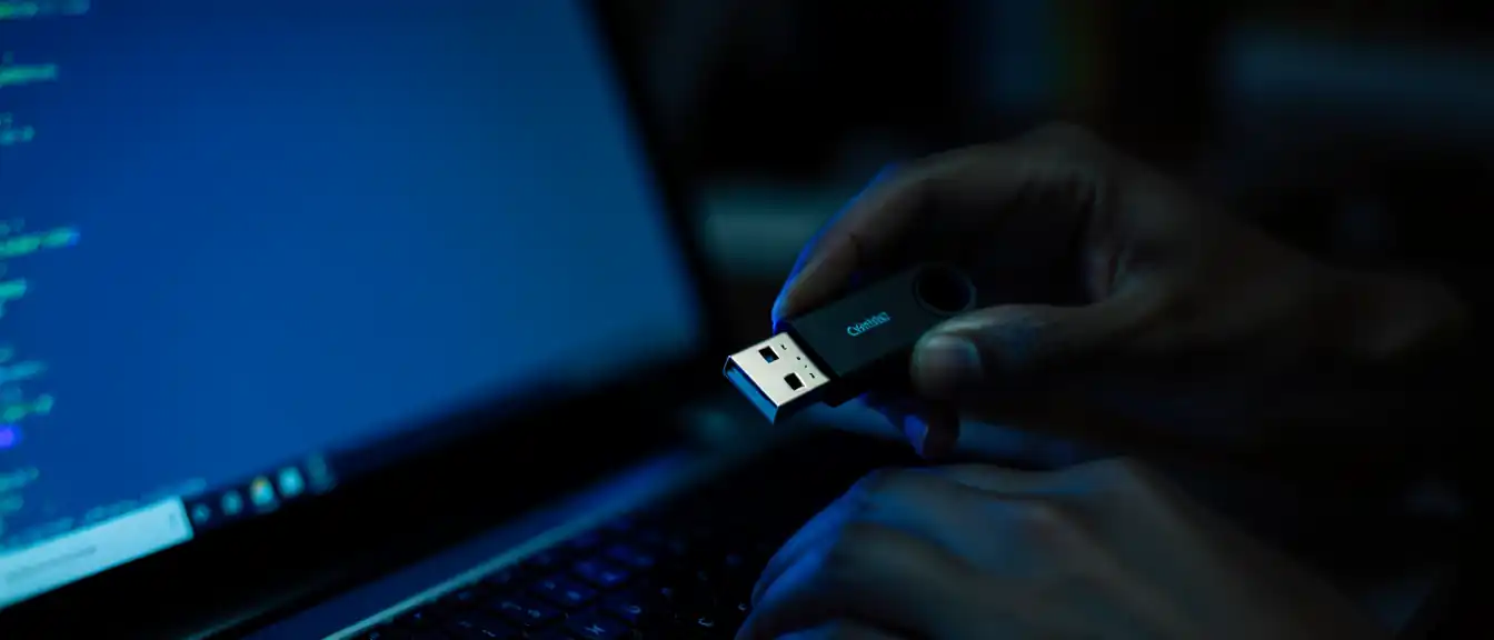 Сергей Щербаков предупредил об опасности использования сторонних USB-накопителей